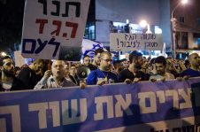 מתווה הגז נמצא בליבו של ויכוח עמוק בחברה הישראלית בימים אלו. בראיון ברשת א' בו אני מנסה להסביר מדוע יש לשמור בכל מחיר את משאב הטבע המדהים של הגז הציבורי למען ובידי תושבי מדינת ישראל ולא לתת למכור אותו לחו"ל. השיחה גם עוסקת "במתווה הגז" בו נכנעה ממשלת ישראל לדרישות המלאות של מונופול הגז תוך כידי הכשרת השרץ של מונופול דורסני המשפיע קשות על יוקר המחיה